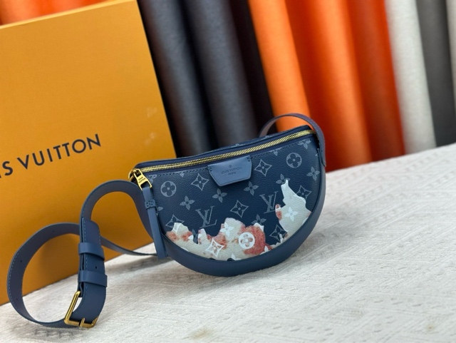 Louis Vuitton Discovery M23835 Moon Crossbody